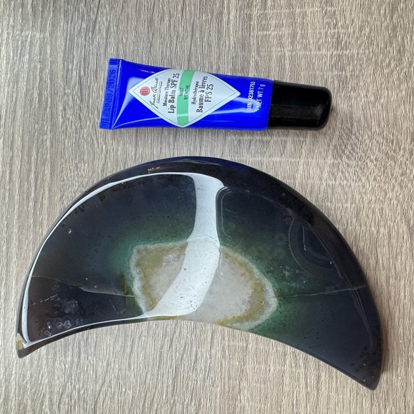 Green and Black Agate Crescent Moon Crystal Decor - Picture 4 of 4